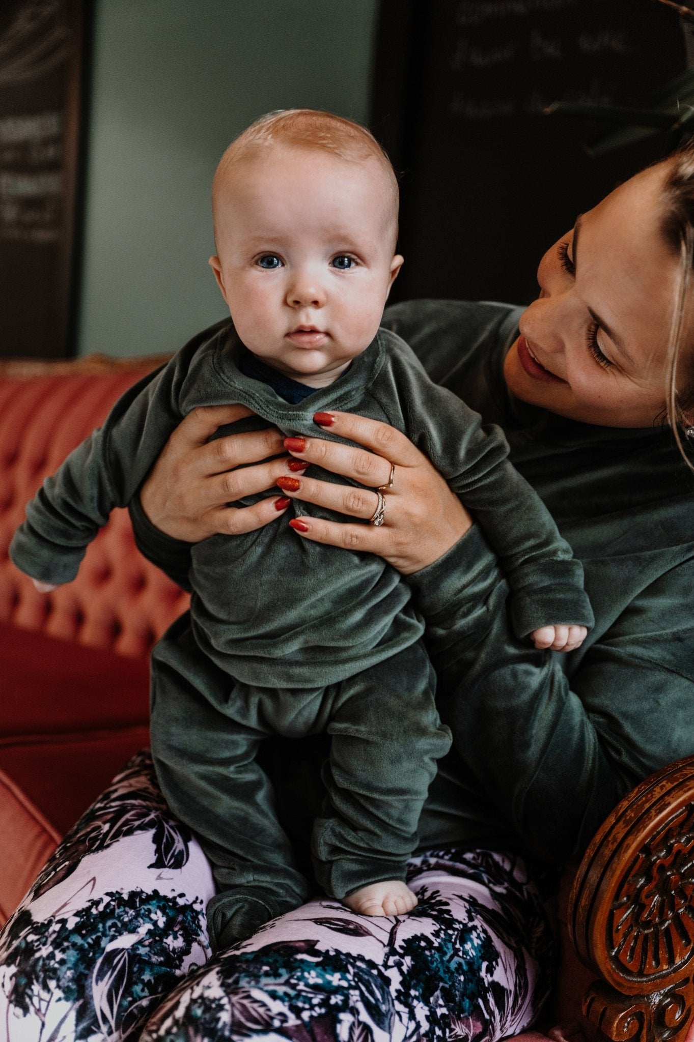 Pantalon détente style jogger vert uni avec bande à la taille et aux chevilles pour bébé et enfant, grandeurs de 3 mois à 6 ans - MomMe et Cie Inc.