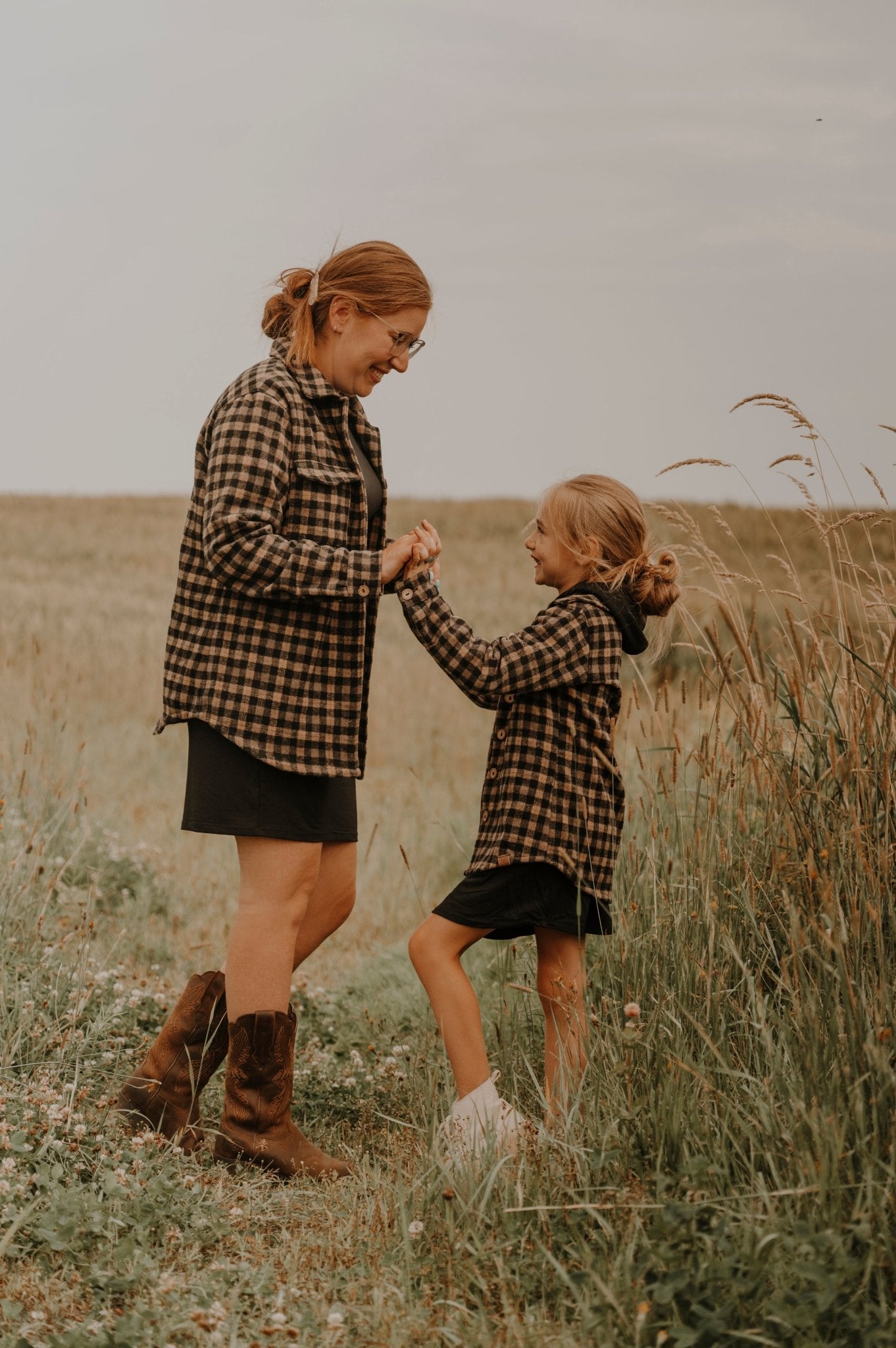 Chemise à carreaux camel pour enfants avec boutons et poches, 2 à 12 ans. - MomMe et Cie Inc.