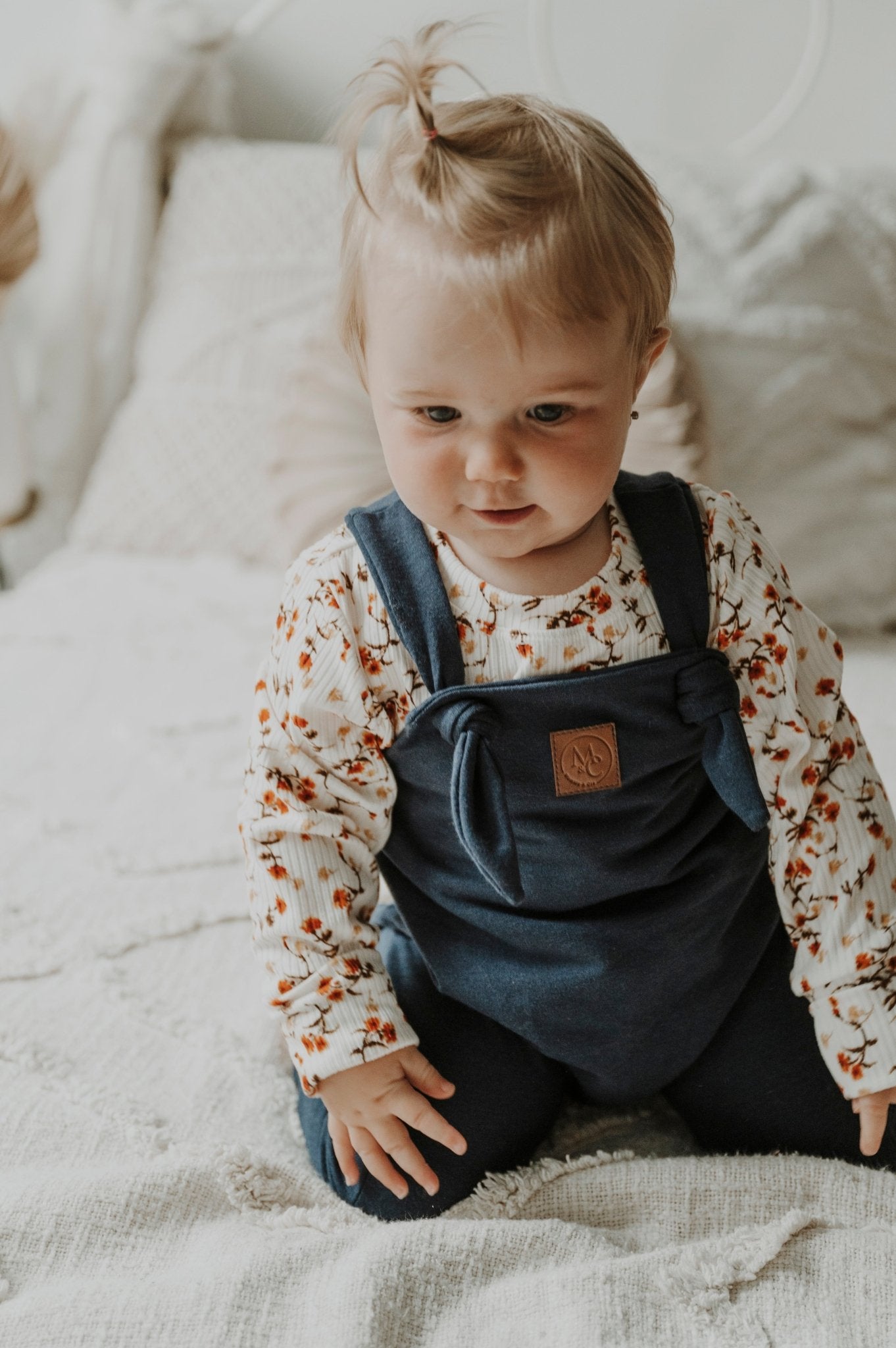 Salopette évolutive à bretelles ajustables marine pour enfant, grandeurs 0 à 3 ans - MomMe et Cie Inc.