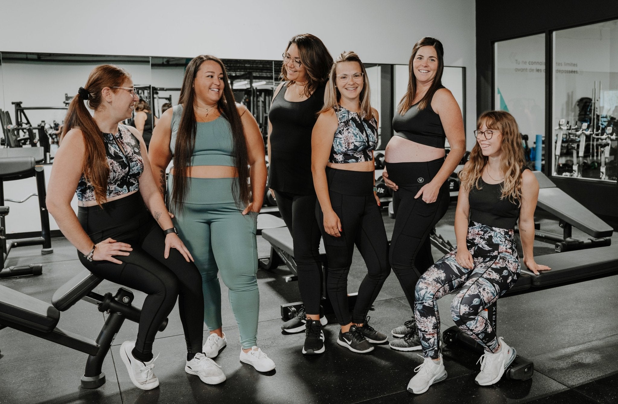 Top de sport pour femme doublé à col haut avec zip fleuri - MomMe et Cie Inc.