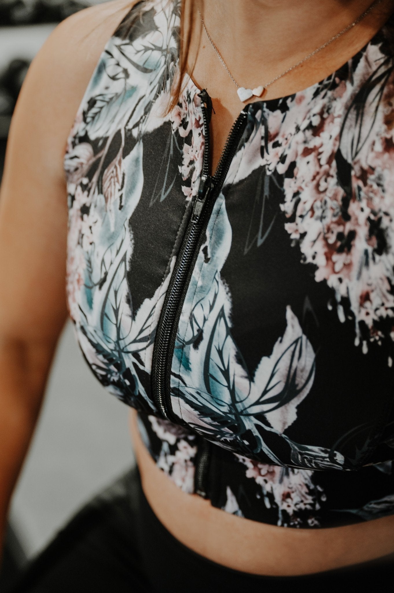 Top de sport pour femme doublé à col haut avec zip fleuri - MomMe et Cie Inc.