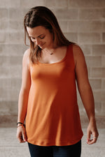 Camisole pour femme orange brûlé avec le bas arrondi et les bretelles larges. Idéale pour la maternité.