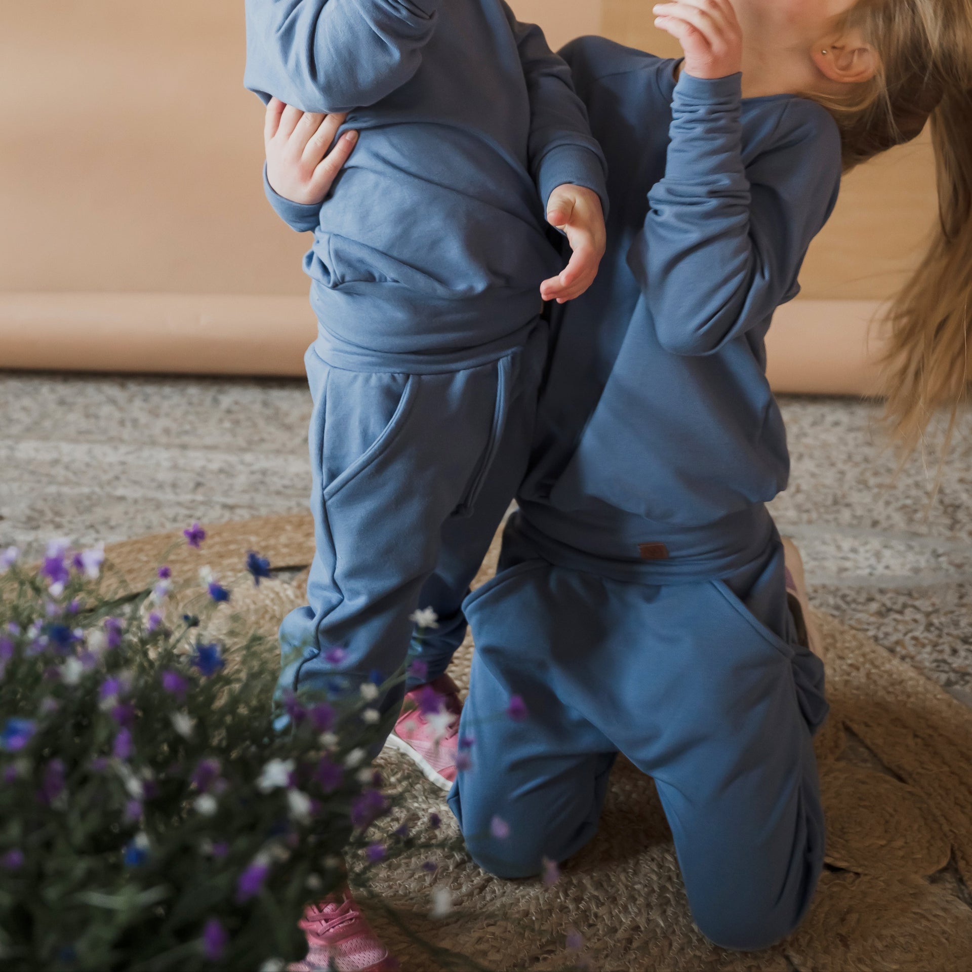 Pantalon évolutif bleu acier style jogger en bambou pour enfant