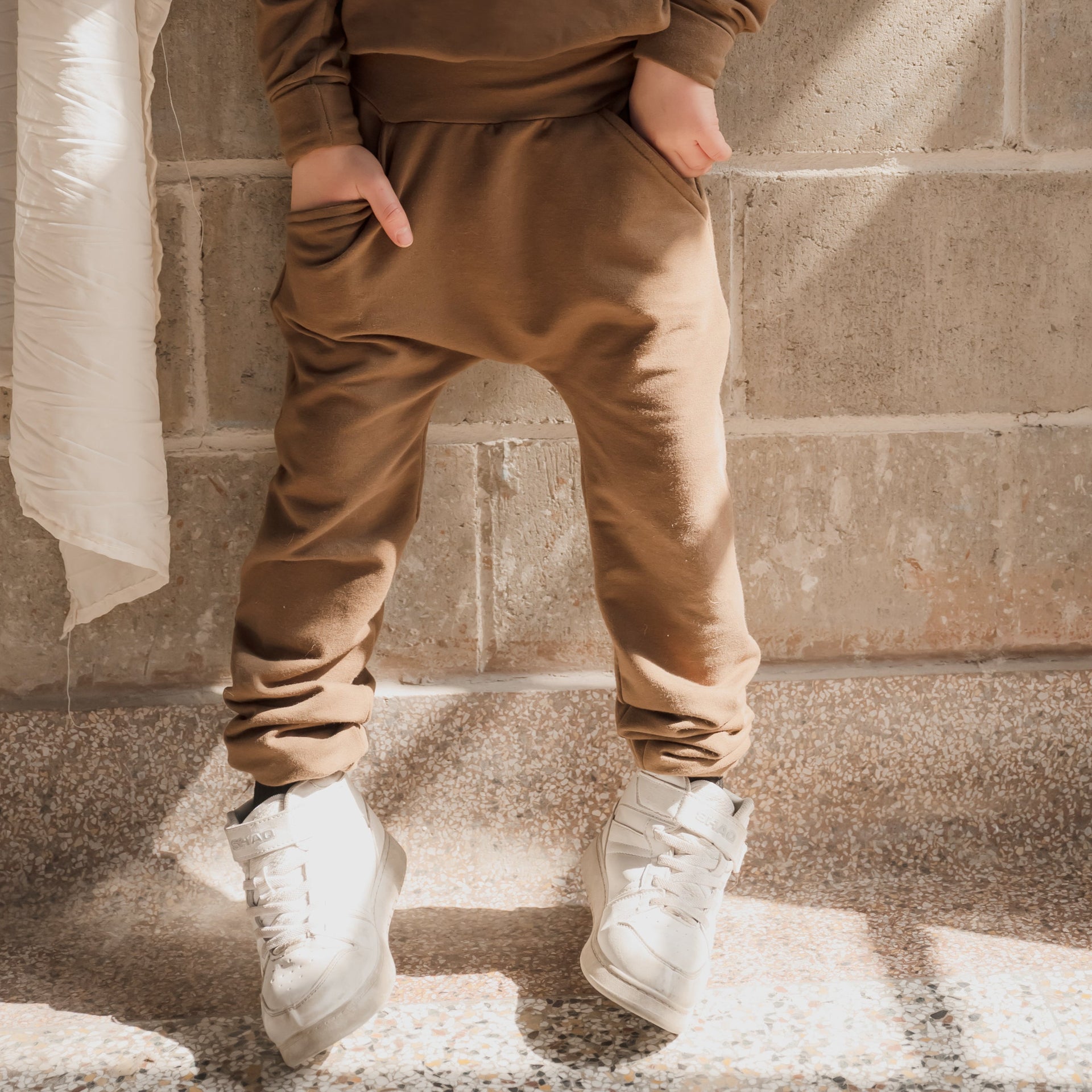 Pantalon évolutif café latté style jogger en bambou pour enfant