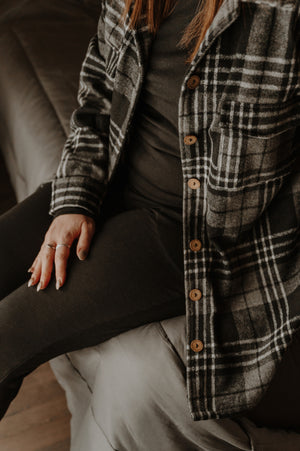 Chemise à carreaux noir pour femme avec boutons et poches