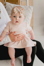 Robe évasée à manche courte rose pâle pour enfant, grandeurs 12 mois à 8 ans.