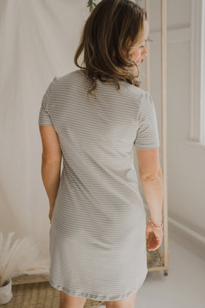 Robe t-shirt à manche courte de couleur rayée sauge en bambou pour femme.