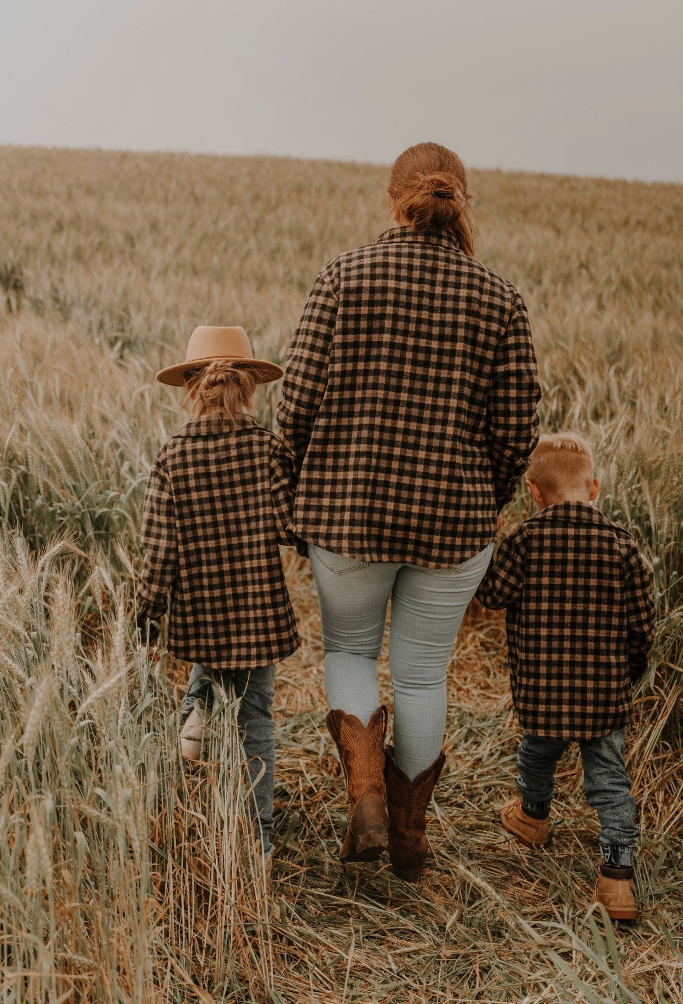 Chemise à carreaux camel pour femme avec boutons et poches - MomMe et Cie Inc.