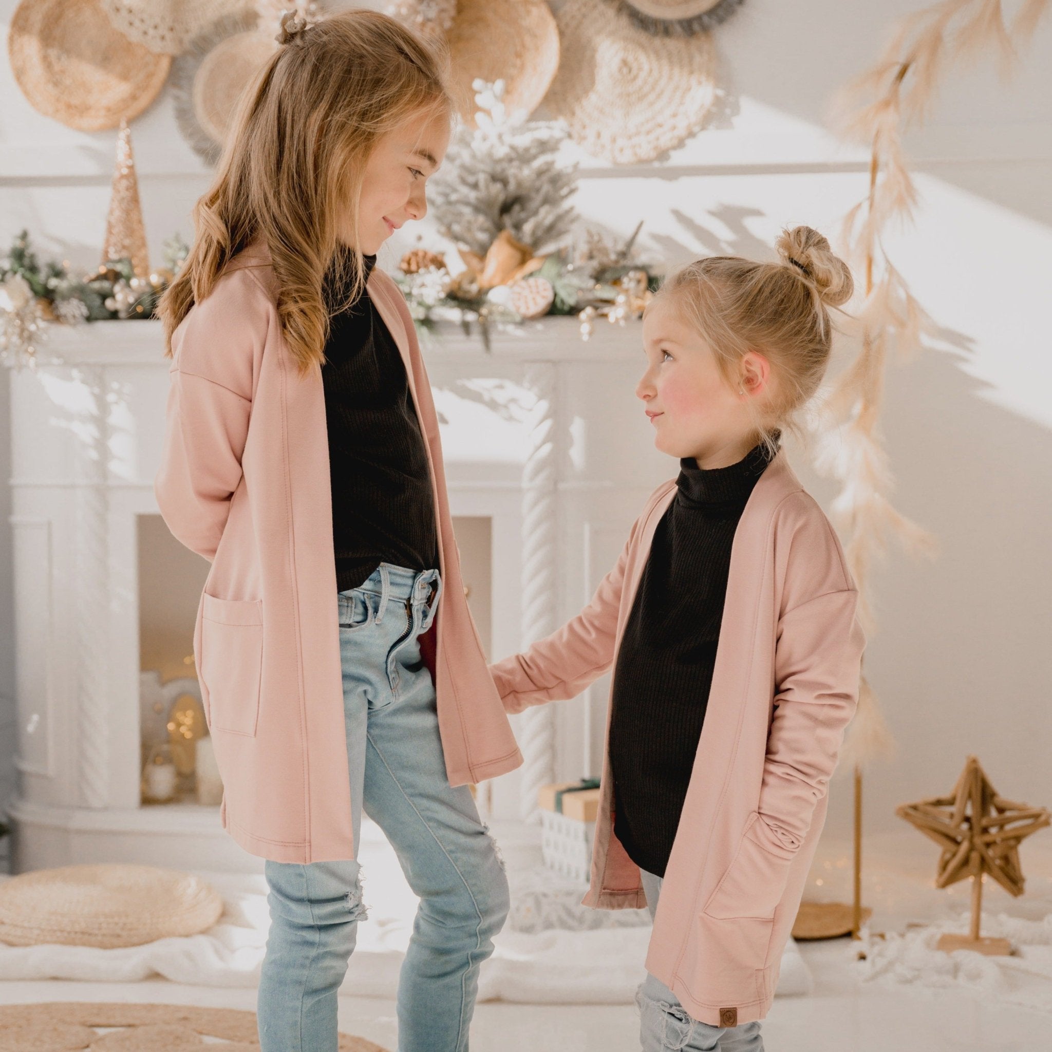 Cardigan Love rose en bambou pour enfant avec poches latérales, grandeurs 2 à 12 ans. - MomMe et Cie Inc.