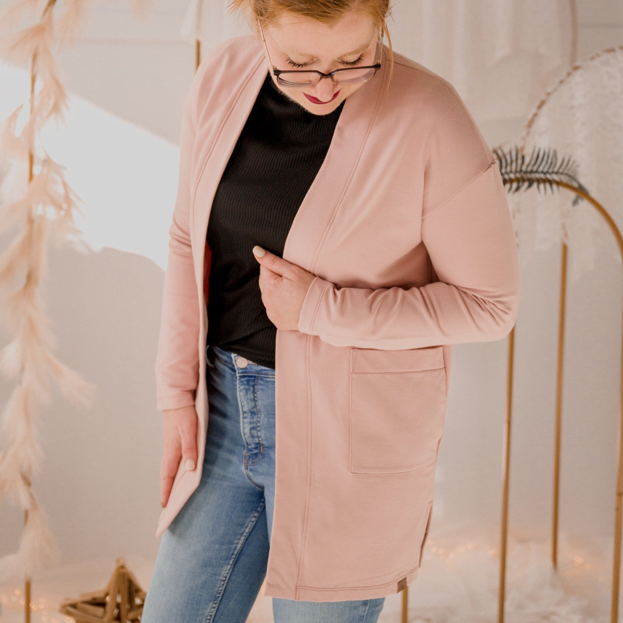 Cardigan Love rose en bambou pour femme avec poches latérales. Idéal pour la maternité. - MomMe et Cie Inc.