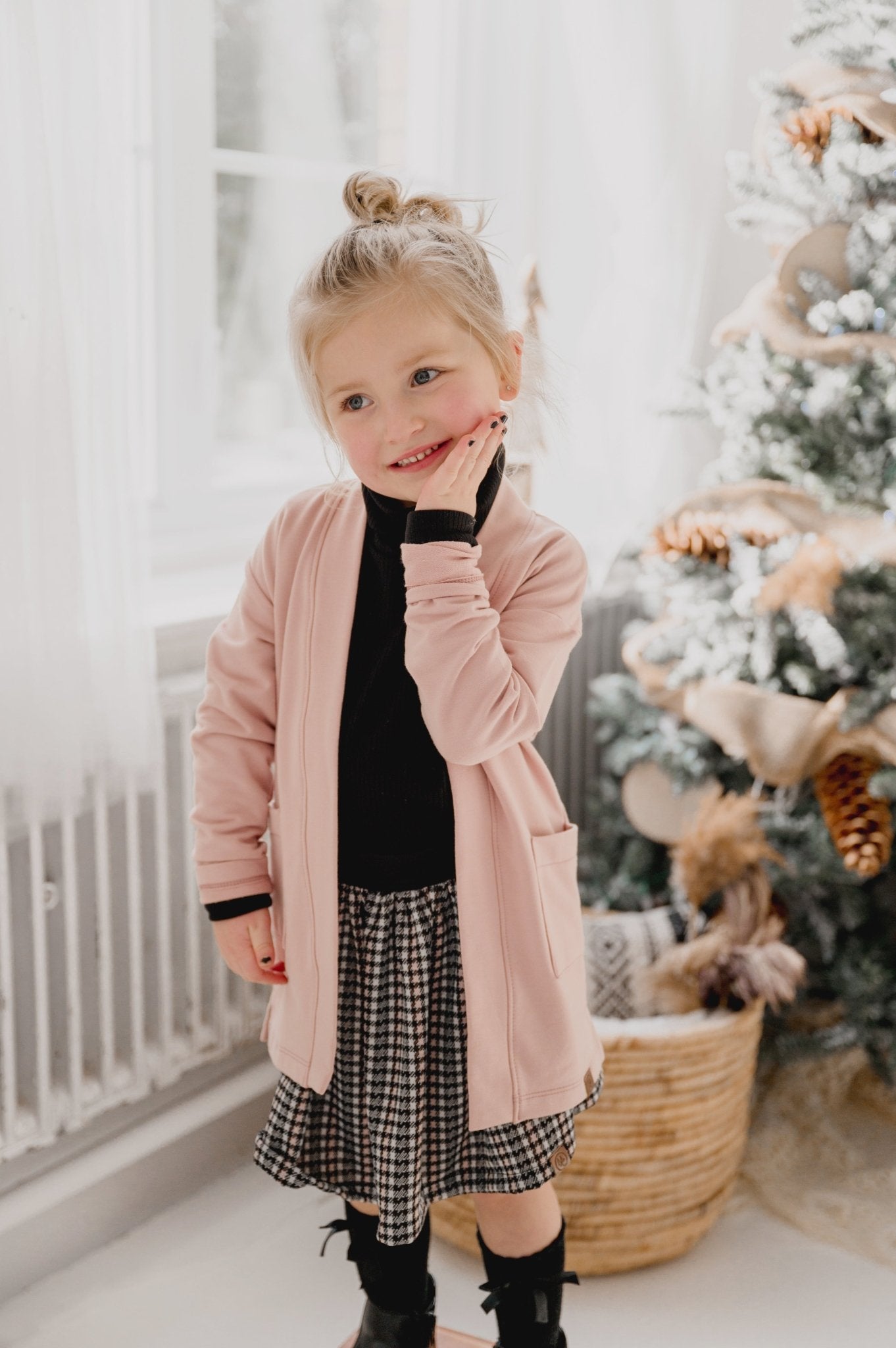 Cardigan Love rose en bambou pour enfant avec poches latérales, grandeurs 2 à 12 ans. - MomMe et Cie Inc.