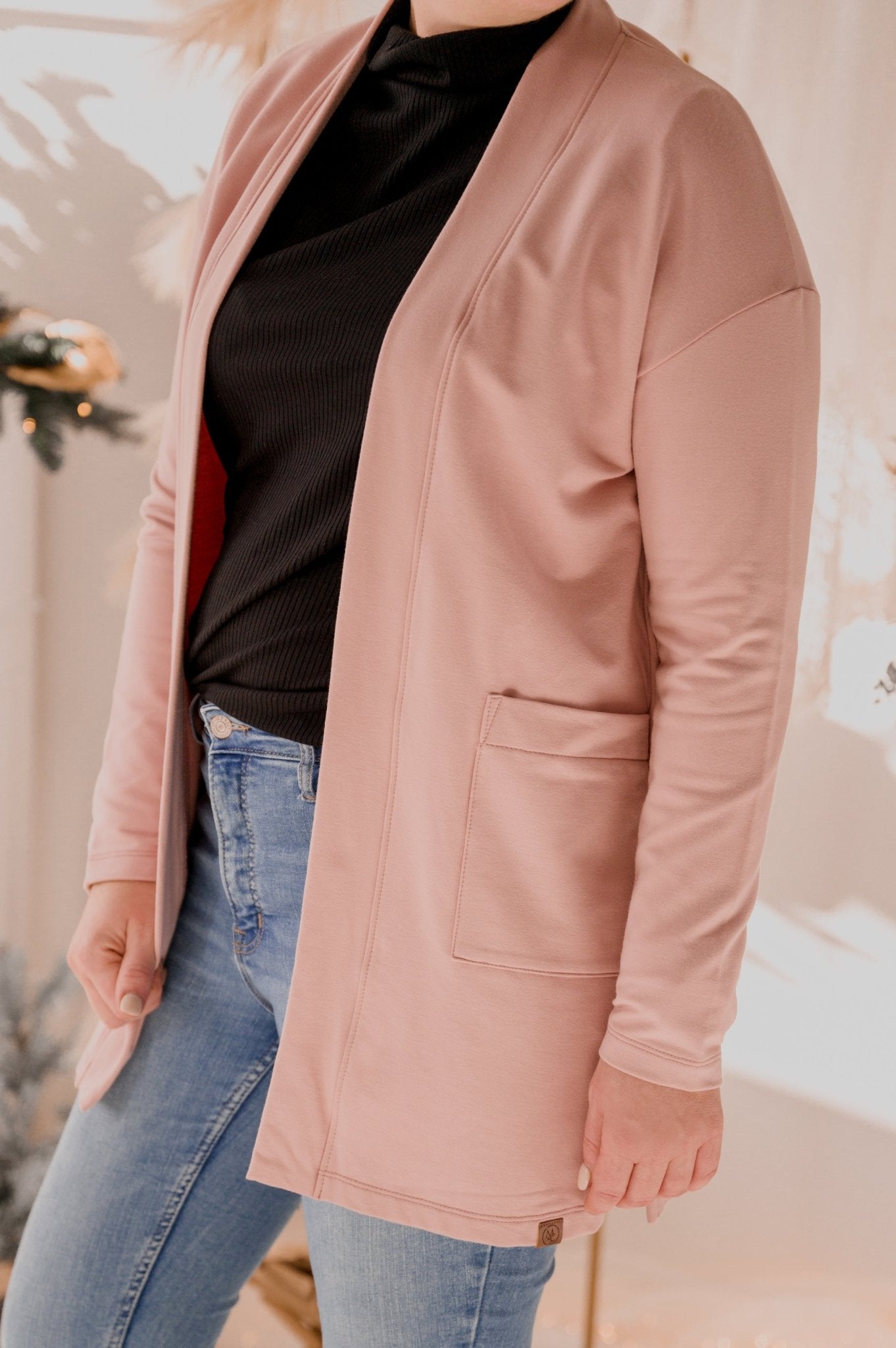 Cardigan Love rose en bambou pour femme avec poches latérales. Idéal pour la maternité. - MomMe et Cie Inc.