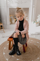 Cardigan Love rose en bambou pour enfant avec poches latérales, grandeurs 2 à 12 ans. - MomMe et Cie Inc.