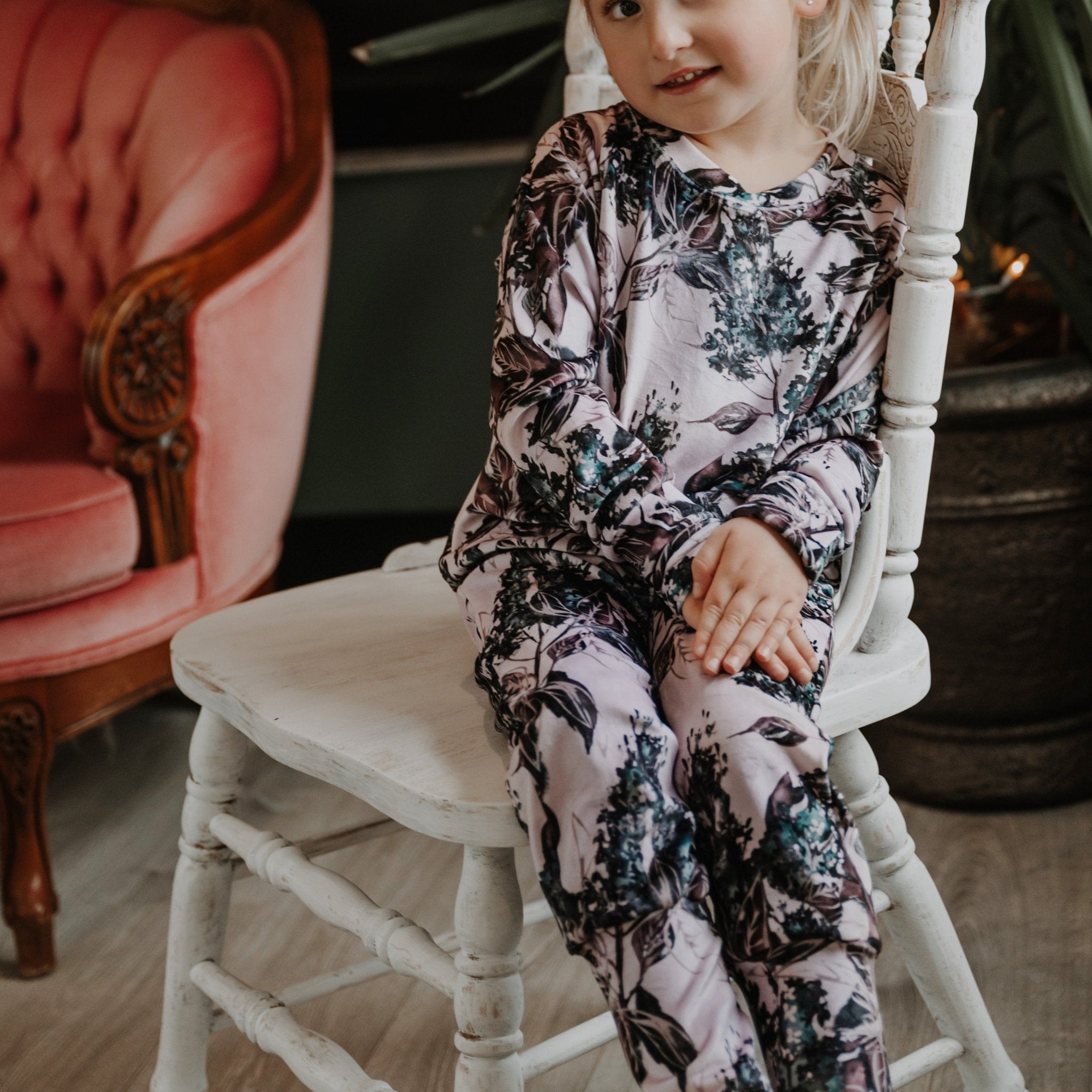 Pantalon détente style jogger rose imprimé floral avec bande à la taille et aux chevilles pour junior, grandeurs de 6 ans à 12 ans - MomMe et Cie Inc.