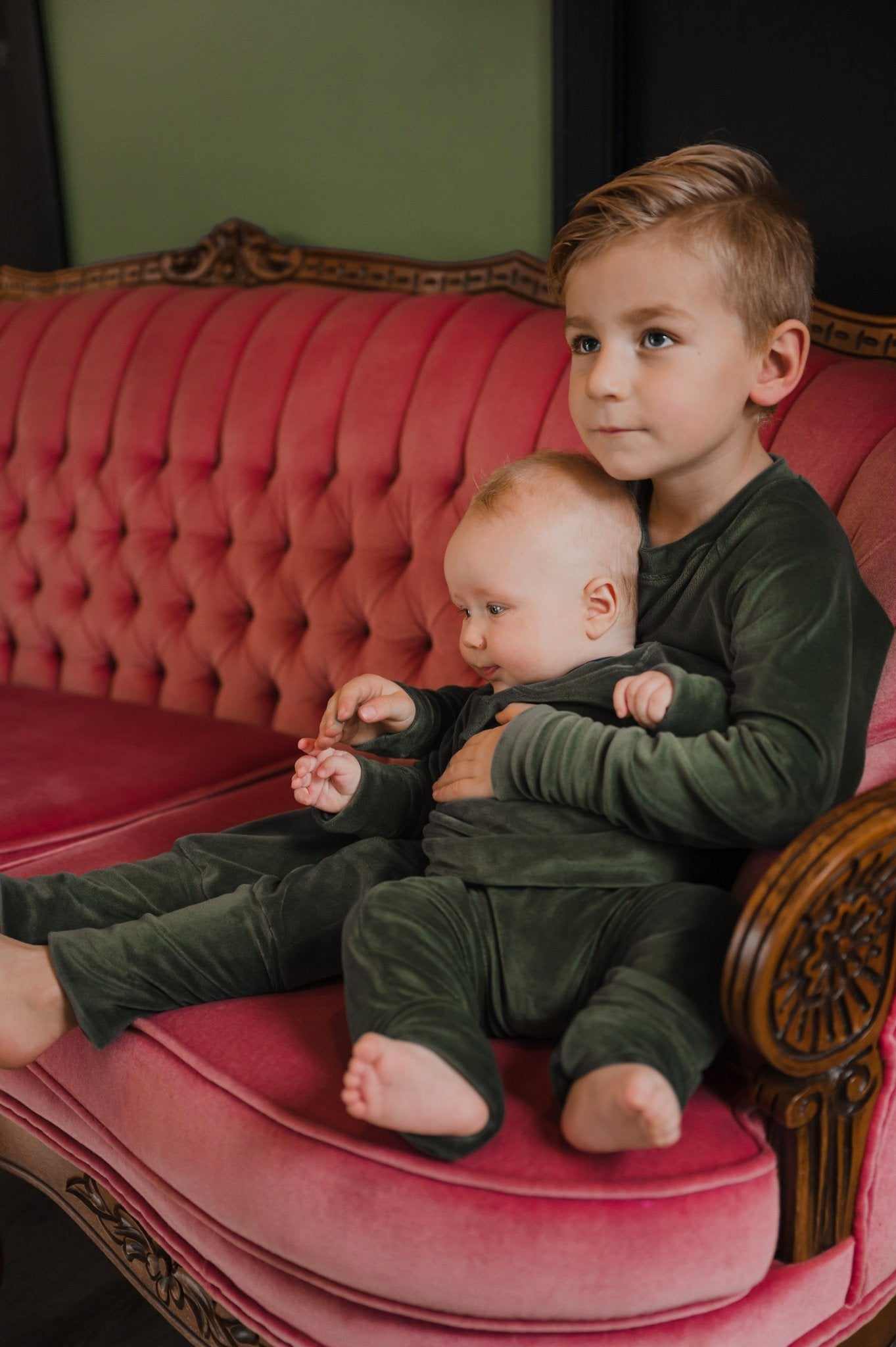 Pantalon détente style jogger vert uni avec bande à la taille et aux chevilles pour bébé et enfant, grandeurs de 3 mois à 6 ans - MomMe et Cie Inc.