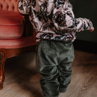 Pantalon détente style jogger vert uni avec bande à la taille et aux chevilles pour bébé et enfant, grandeurs de 3 mois à 6 ans - MomMe et Cie Inc.