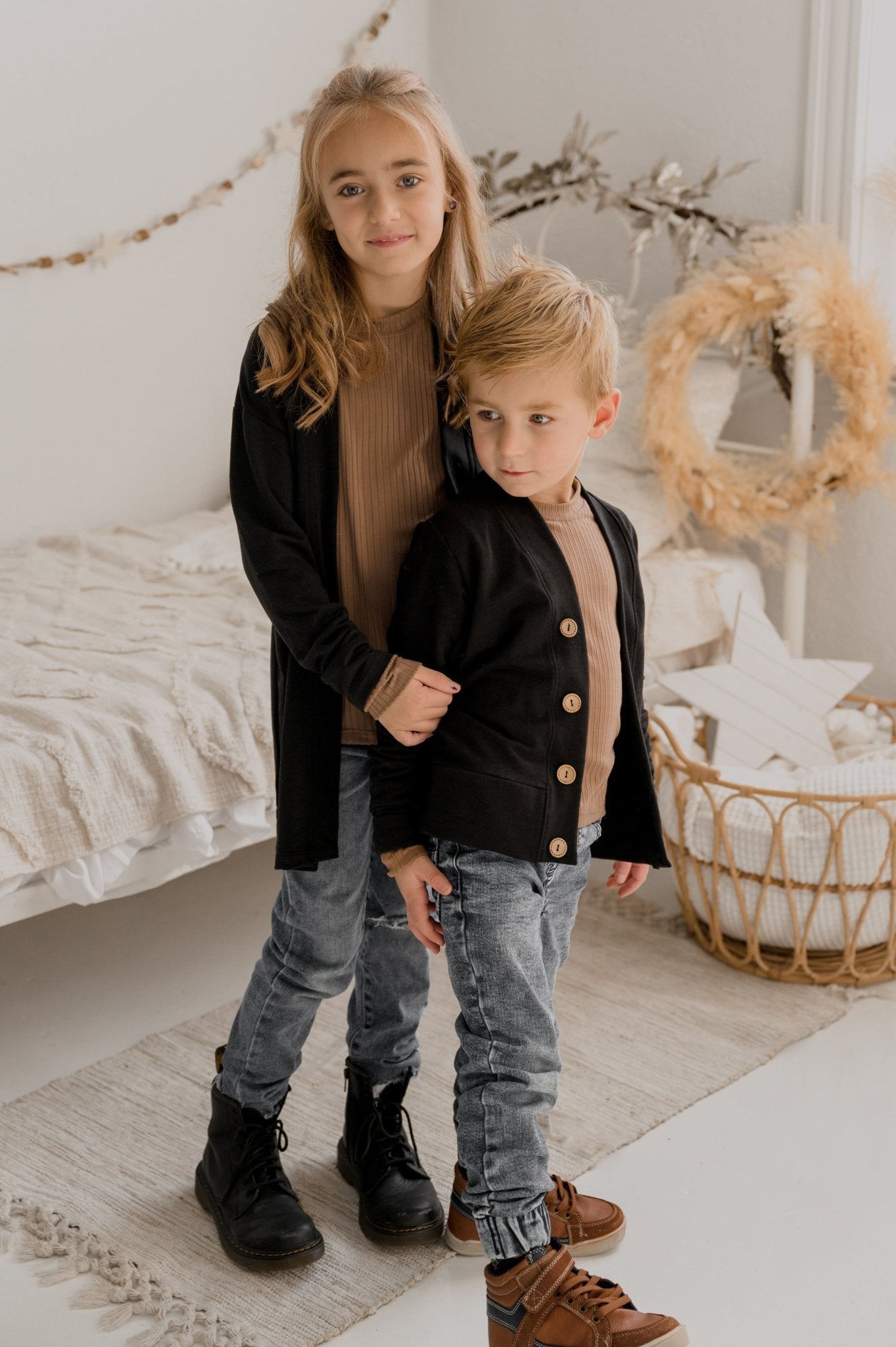 Cardigan avec boutons noir pour garçon, grandeurs 6 mois à 6 ans - MomMe et Cie Inc.