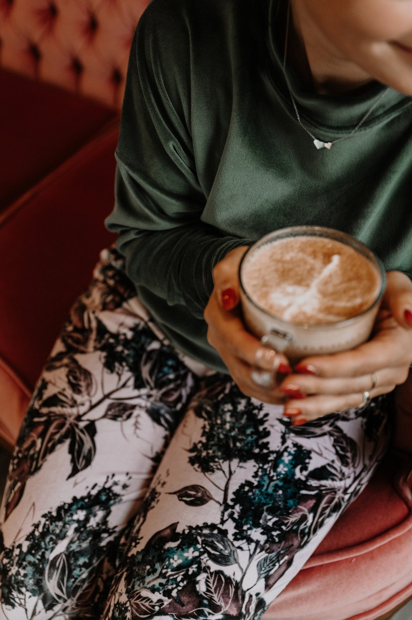 Pantalon détente style jogger pour femme rose imprimé floral, idéal pour la maternité - MomMe et Cie Inc.