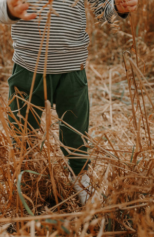 Pantalon évolutif vert forêt style jogger en bambou pour enfant, grandeurs 0 à 6 ans - MomMe et Cie Inc.