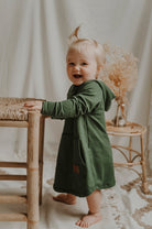 Hoodie dress évolutive vert forêt en bambou avec poche kangourou sans oeillets pour enfant, grandeurs 0 à 6 ans - MomMe et Cie Inc.