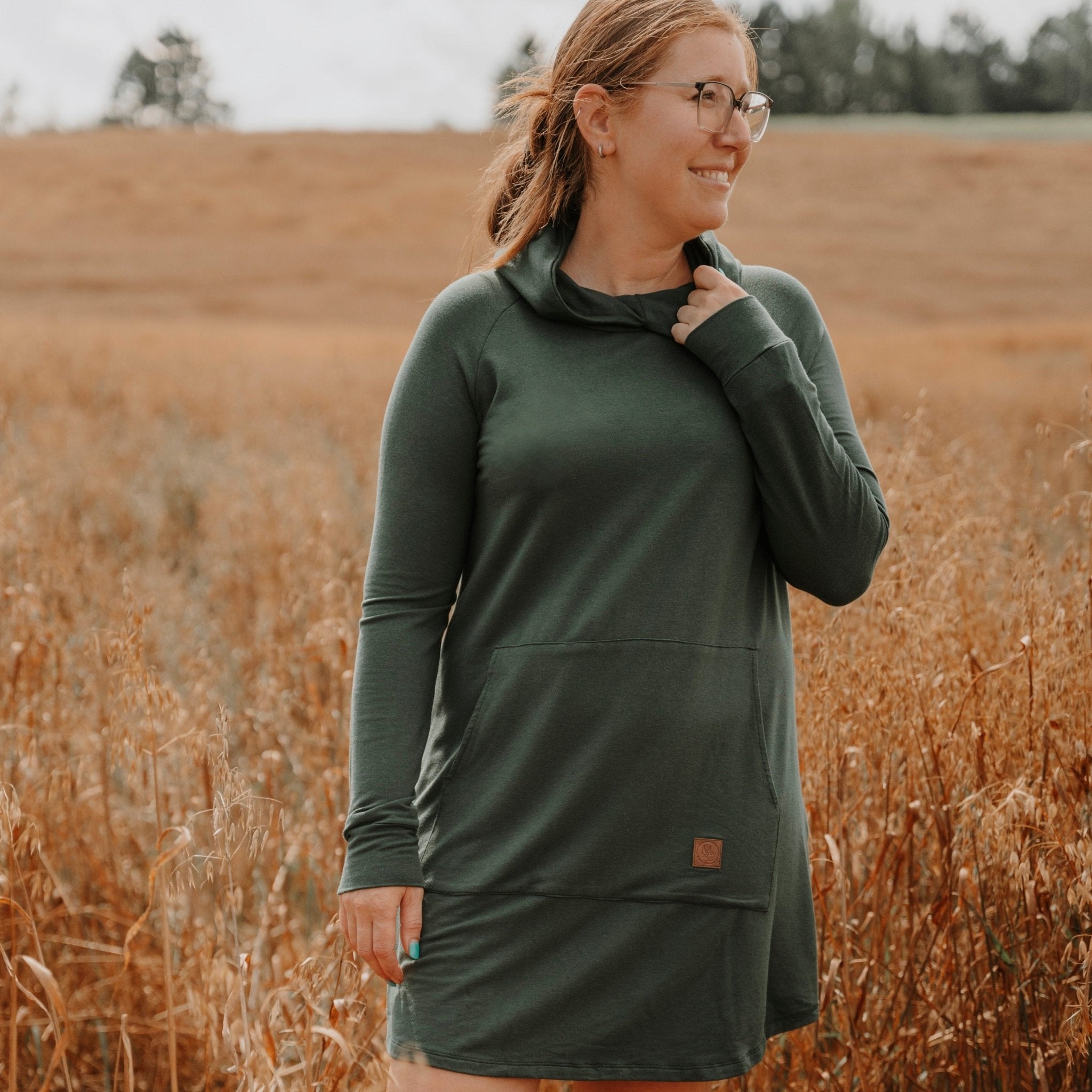 Hoodie dress vert forêt en bambou avec poche kangourou, évasée pour femme - MomMe et Cie Inc.