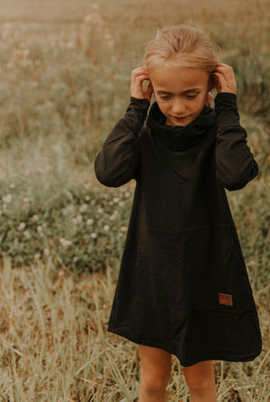 Hoodie dress évolutive noire en bambou avec poche kangourou sans oeillets pour junior, grandeurs 6 à 12 ans - MomMe et Cie Inc.