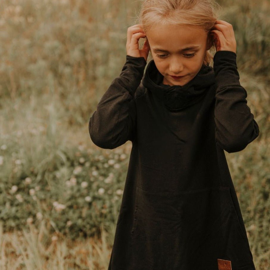 Hoodie dress évolutive noire en bambou avec poche kangourou sans oeillets pour junior, grandeurs 6 à 12 ans - MomMe et Cie Inc.