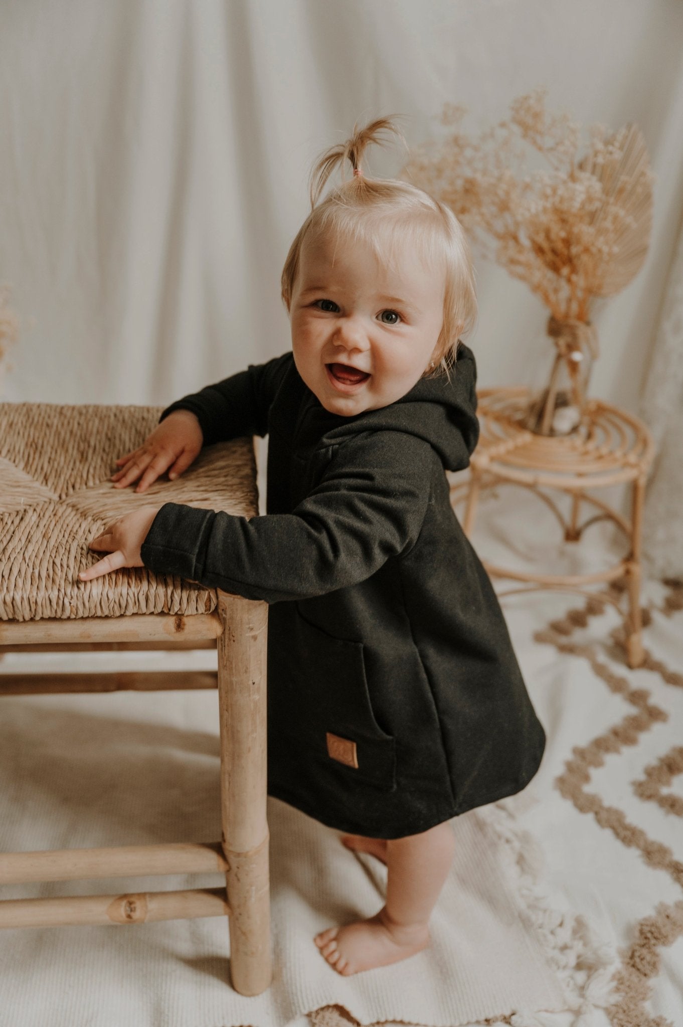 Hoodie dress évolutive noire en bambou avec poche kangourou sans oeillets pour enfant, grandeurs 0 à 6 ans - MomMe et Cie Inc.