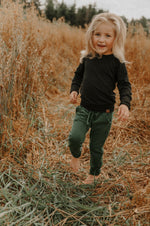 Pantalon évolutif vert forêt style jogger en bambou pour enfant, grandeurs 0 à 6 ans - MomMe et Cie Inc.