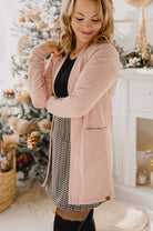 Cardigan Love rose en bambou pour femme avec poches latérales. Idéal pour la maternité. - MomMe et Cie Inc.