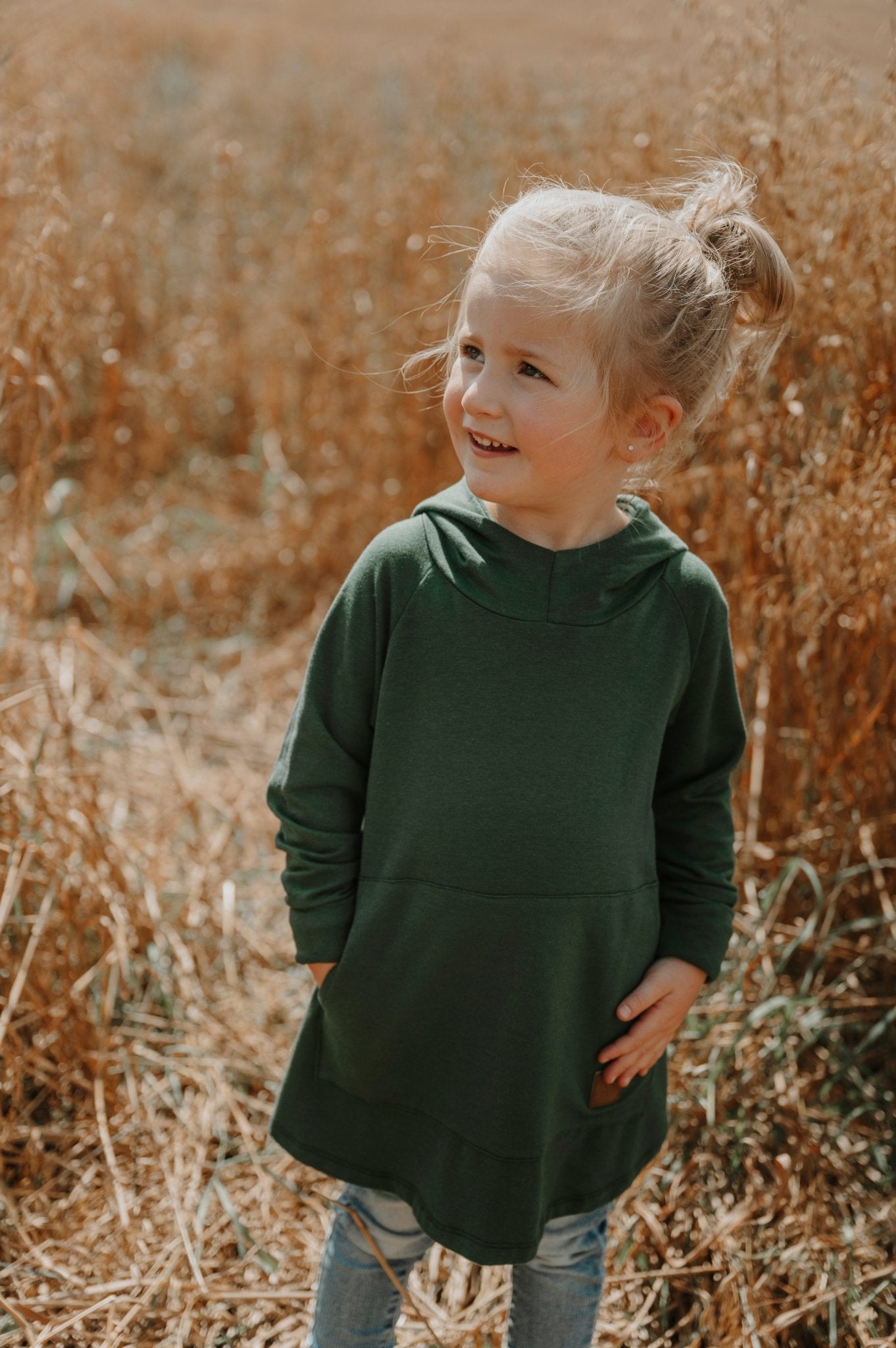 Hoodie dress évolutive vert forêt en bambou avec poche kangourou sans oeillets pour enfant, grandeurs 0 à 6 ans - MomMe et Cie Inc.