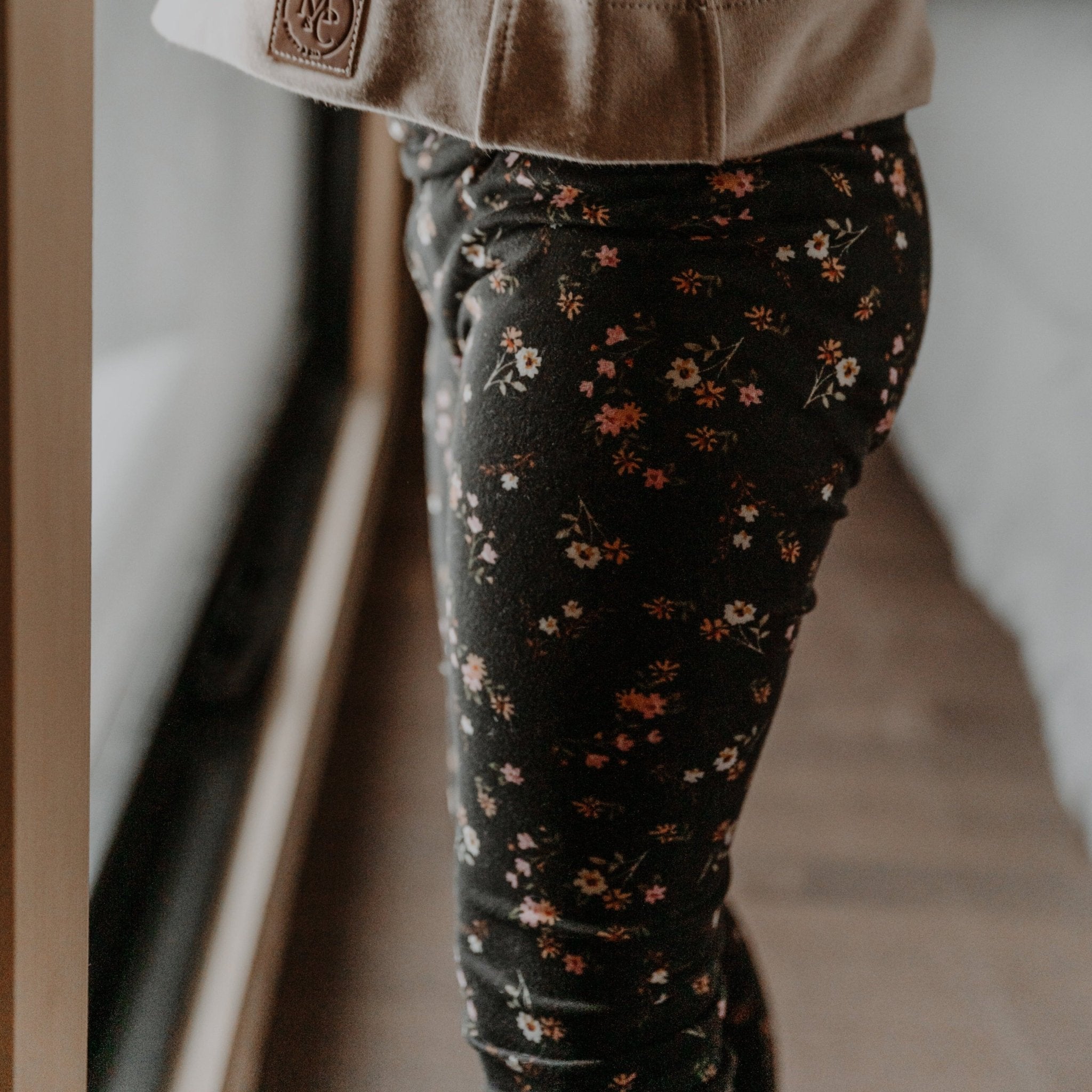 Legging évolutif junior noir à petites fleurs, grandeurs 6 à 12 ans - MomMe et Cie Inc.