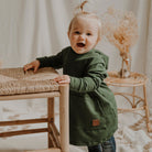 Hoodie dress évolutive vert forêt en bambou avec poche kangourou sans oeillets pour enfant, grandeurs 0 à 6 ans - MomMe et Cie Inc.