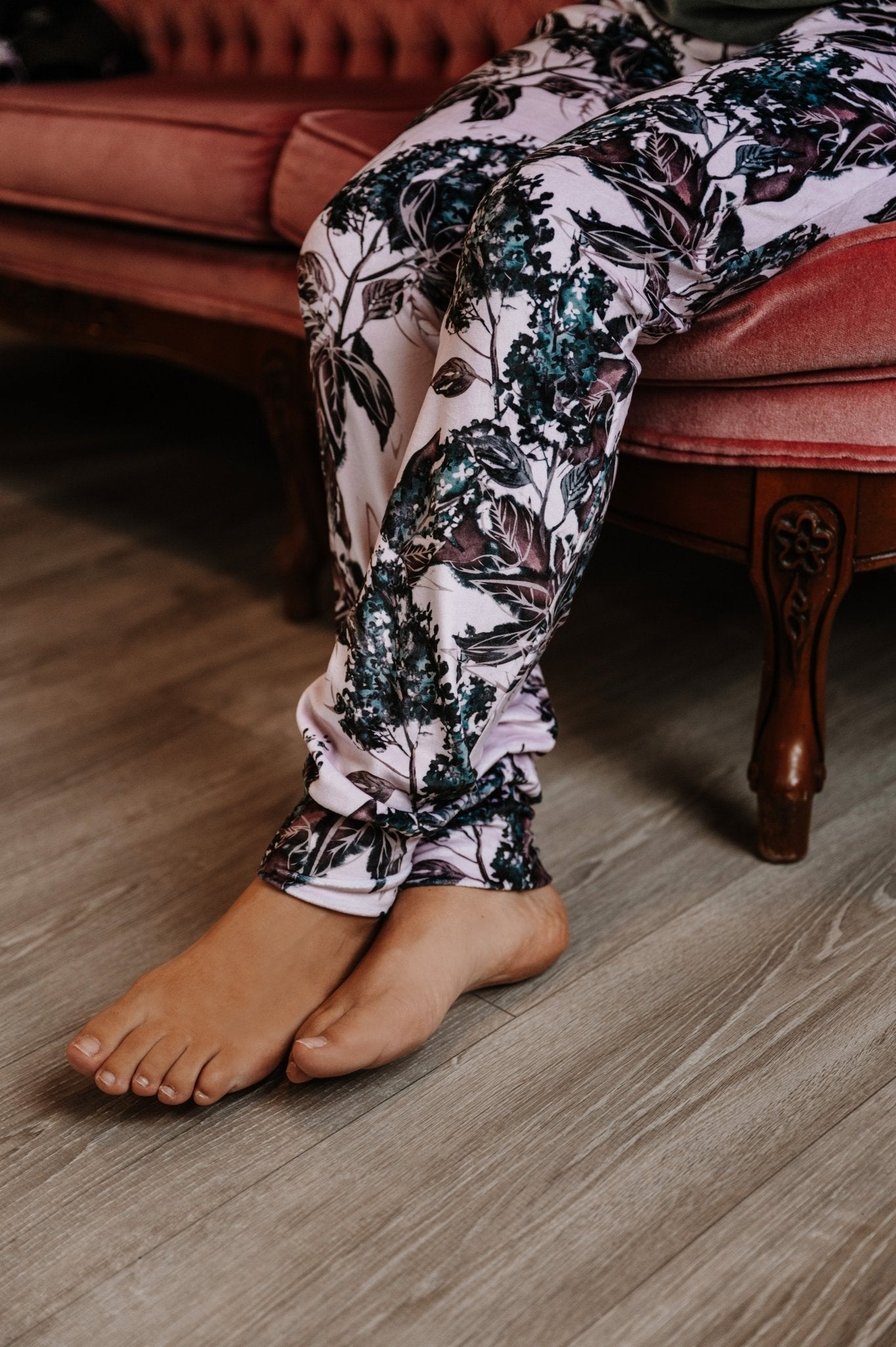 Pantalon détente style jogger pour femme rose imprimé floral, idéal pour la maternité - MomMe et Cie Inc.