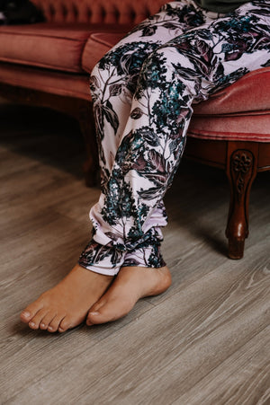 Pantalon détente style jogger pour femme rose imprimé floral, idéal pour la maternité - MomMe et Cie Inc.