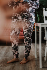 Pantalon détente style jogger pour femme rose imprimé floral, idéal pour la maternité - MomMe et Cie Inc.