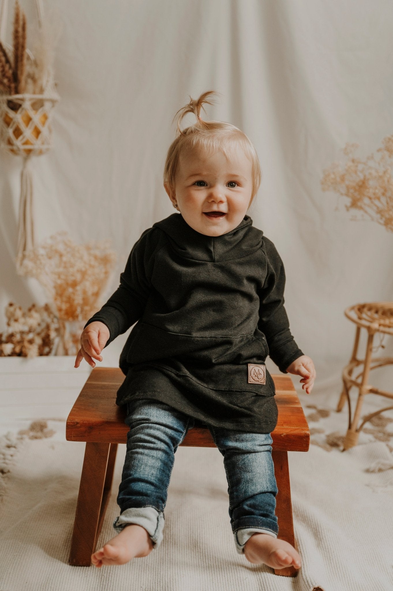 Hoodie dress évolutive noire en bambou avec poche kangourou sans oeillets pour enfant, grandeurs 0 à 6 ans - MomMe et Cie Inc.