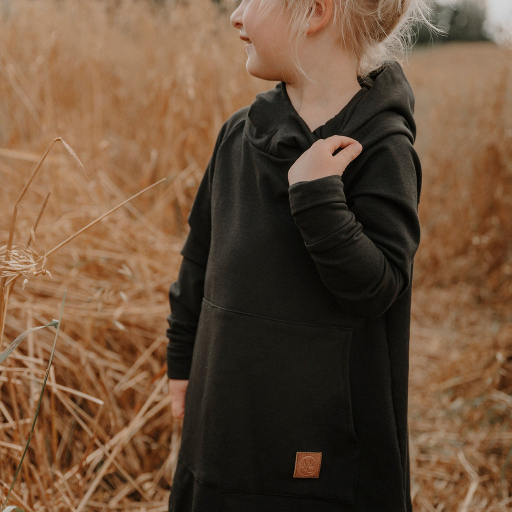 Hoodie dress évolutive noire en bambou avec poche kangourou sans oeillets pour enfant, grandeurs 0 à 6 ans - MomMe et Cie Inc.