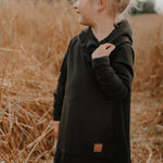 Hoodie dress évolutive noire en bambou avec poche kangourou sans oeillets pour enfant, grandeurs 0 à 6 ans - MomMe et Cie Inc.