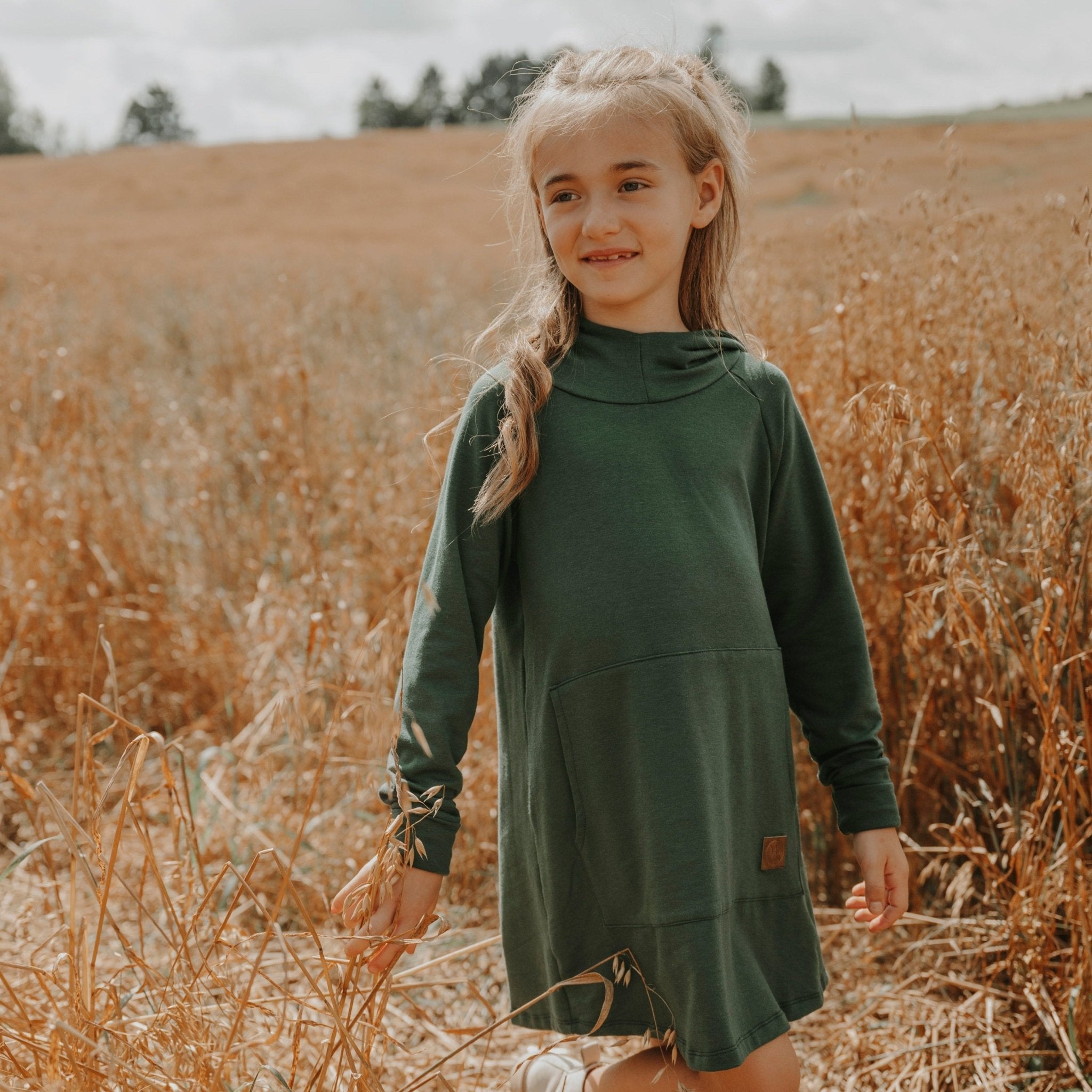 Hoodie dress évolutive vert forêt en bambou avec poche kangourou sans oeillets pour junior, grandeurs 6 à 12 ans - MomMe et Cie Inc.