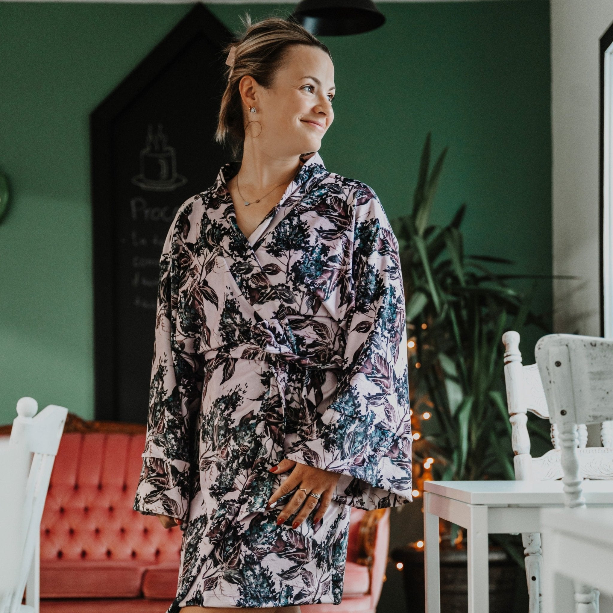 Robe de chambre à manche longue rose imprimé floral pour femme, idéale aussi pour la maternité - MomMe et Cie Inc.