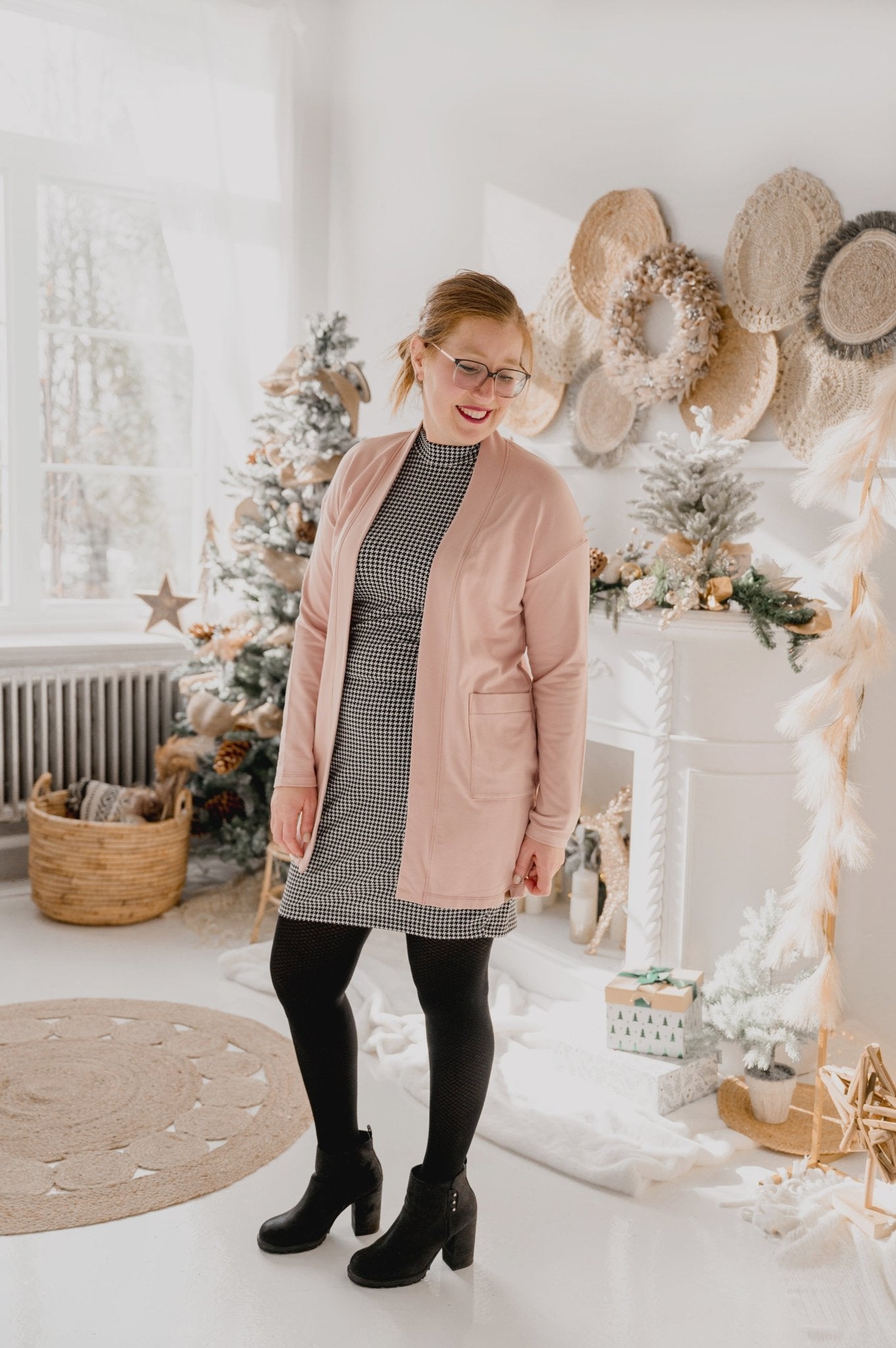 Cardigan Love rose en bambou pour femme avec poches latérales. Idéal pour la maternité. - MomMe et Cie Inc.