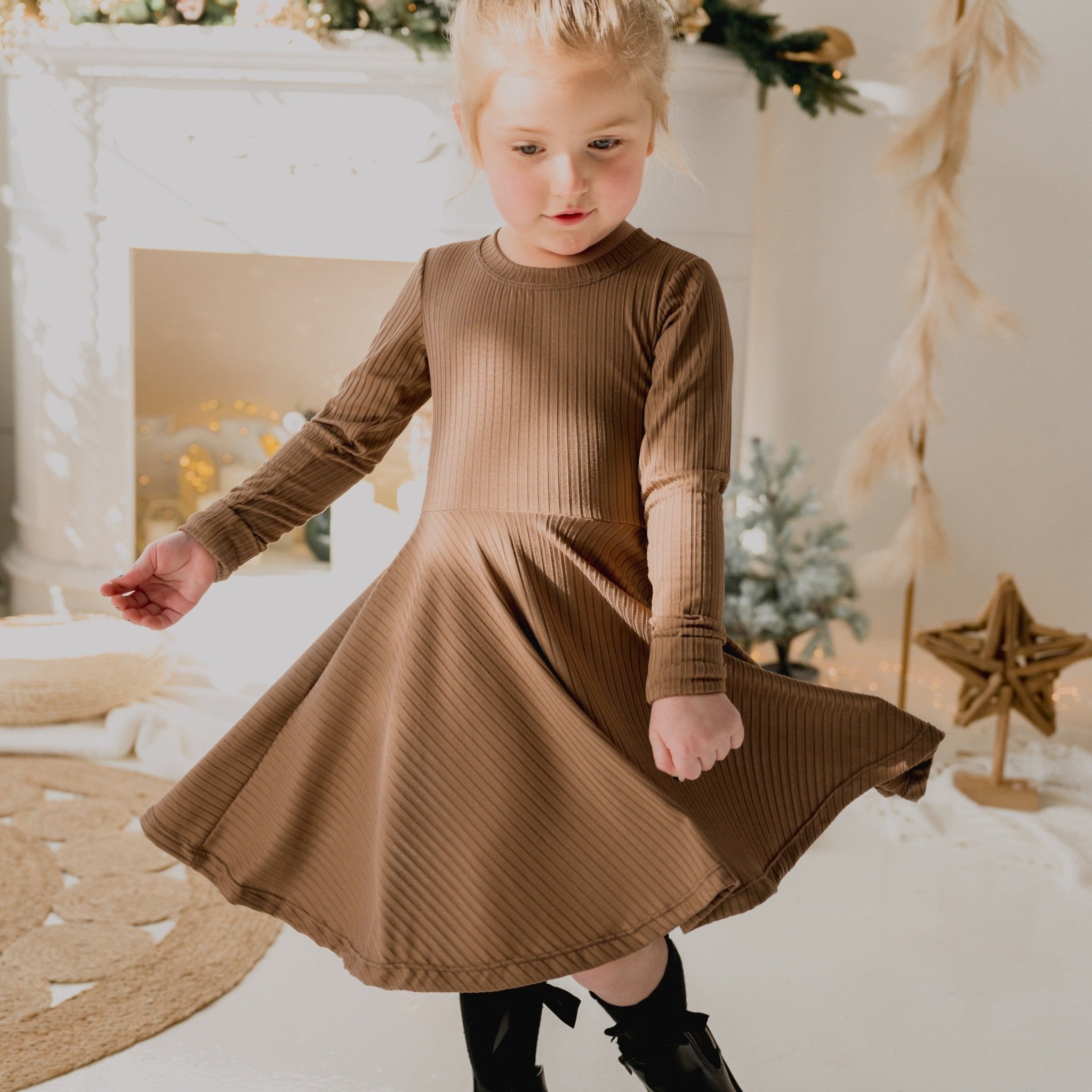 Robe qui tourne à manche longue moka pour bébé et enfant, grandeurs 6 mois à 6 ans - MomMe et Cie Inc.