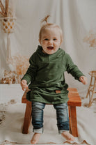 Hoodie dress évolutive vert forêt en bambou avec poche kangourou sans oeillets pour enfant, grandeurs 0 à 6 ans - MomMe et Cie Inc.