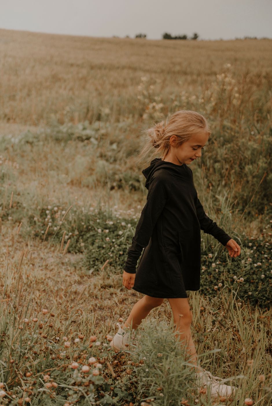 Hoodie dress évolutive noire en bambou avec poche kangourou sans oeillets pour junior, grandeurs 6 à 12 ans - MomMe et Cie Inc.