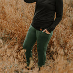 Pantalon style jogger pour femme en bambou vert forêt, idéal pour la maternité - MomMe et Cie Inc.