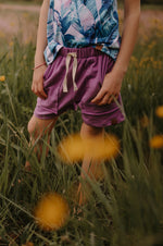Camisole pour enfant avec un motif de feuillage mauve avec le bas arrondi et les bretelles large. (fin saison)
