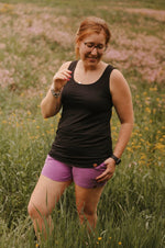 Short de couleur lilas uni en bambou pour femme avec poches et bande à la taille. Idéale pour la maternité.