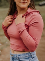 Hoodie crop avec capuche de couleur rose pour femme.
