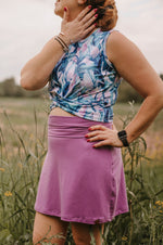 Jupe moyenne de couleur lilas en bambou pour femme avec bande ajustable à la taille.